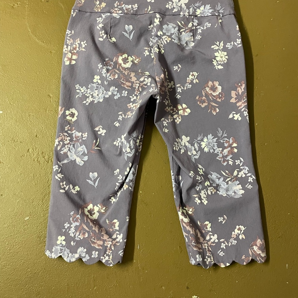 Purple capris with a floral print scalloped at bottom of the capris size 6P - Picture 1 of 4